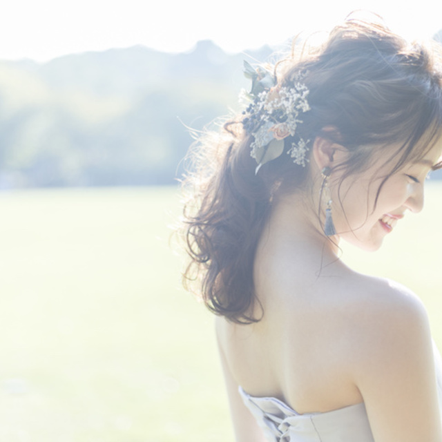 ドレスを着た女性の後ろ姿